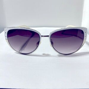 Jessica Simpson women’s sunglasses White frame and gray glass.